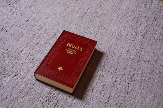 W którym roku powstała biblia? Odkryj tajemnice jej powstania